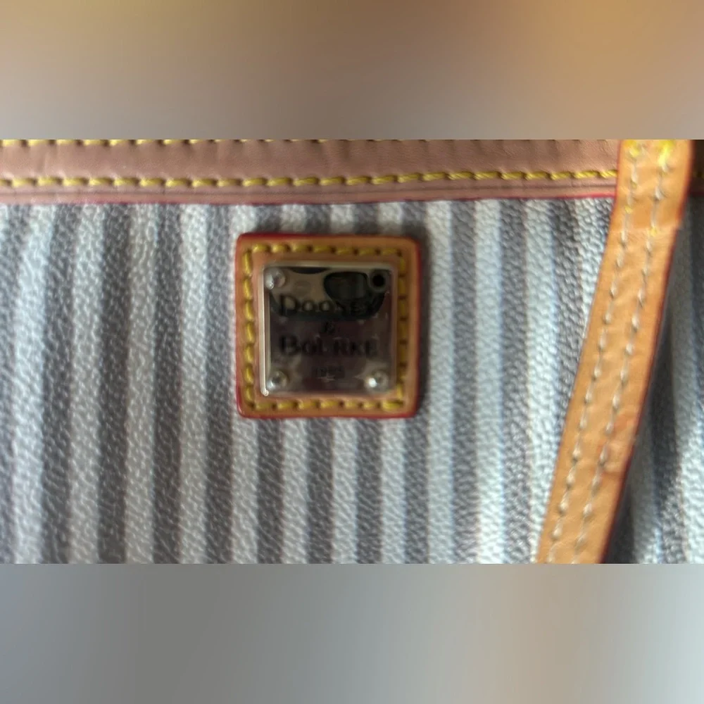 Dooney & Bourke 🦆 Taupe & White Striped Wristlet - Picture 5 of 6